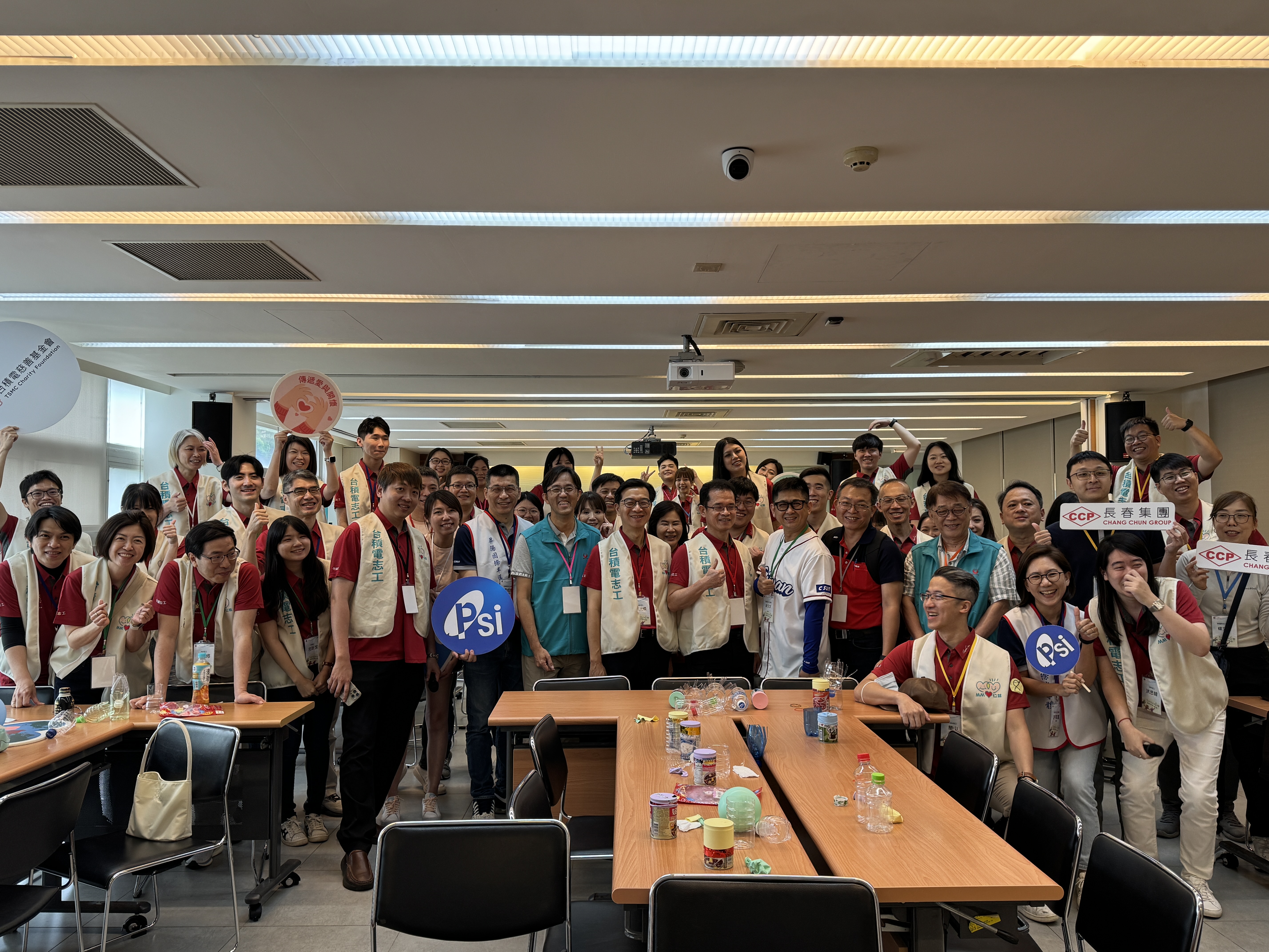 舉辦與民間企業攜手，積極規劃綠動小學堂系列課程，提供再生能源專業知識與再生能源推廣桌遊設計建議，2026 年將一同將再生能源及環境永續議題式