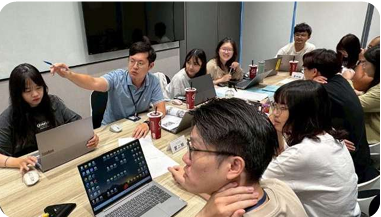 本公司訂有員工績效考核辦法，透過新進人員試用期滿考核、員工年度績效考核，真實反映出員工的工作表現並給予正向回饋。